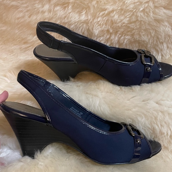 Navy Blue and Black Slingback Heel - Picture 2 of 6